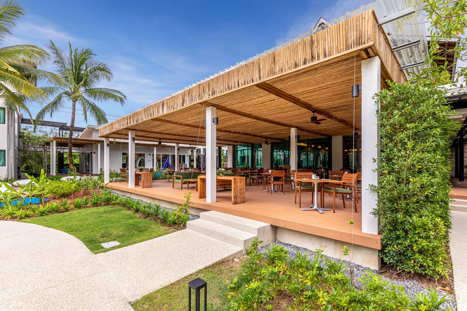 Restauracja i jedzenie w hotelu Outrigger Khao Lak Beach Resort