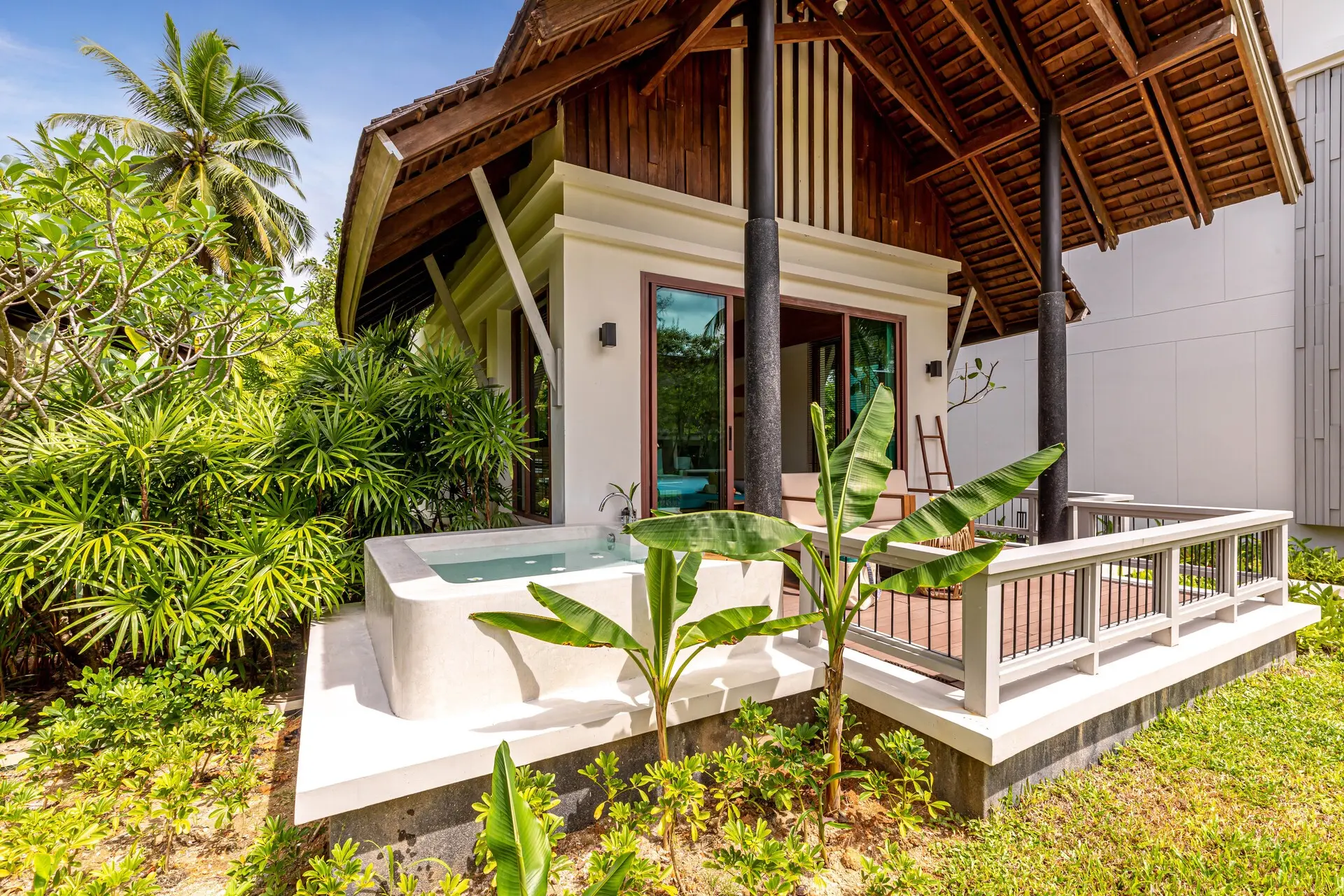 Basen w hotelu Outrigger Khao Lak Beach Resort