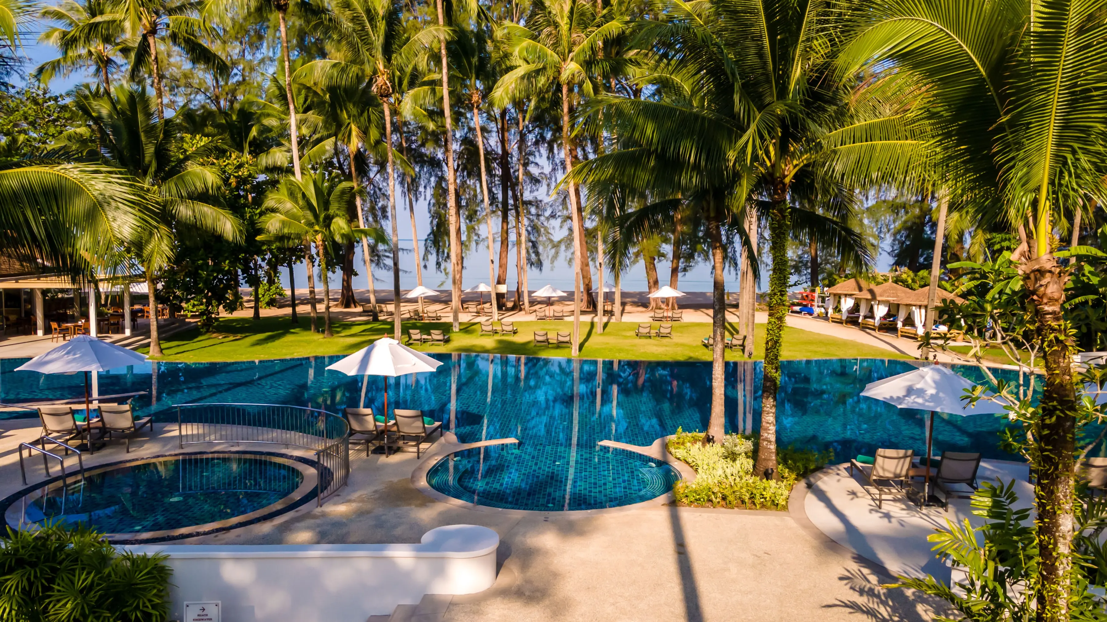 Basen w hotelu Outrigger Khao Lak Beach Resort