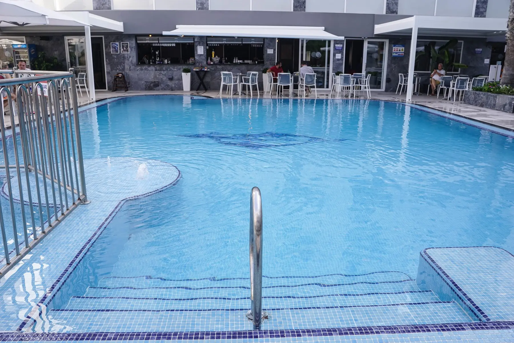 Basen w hotelu Pebbles Resort Hotel