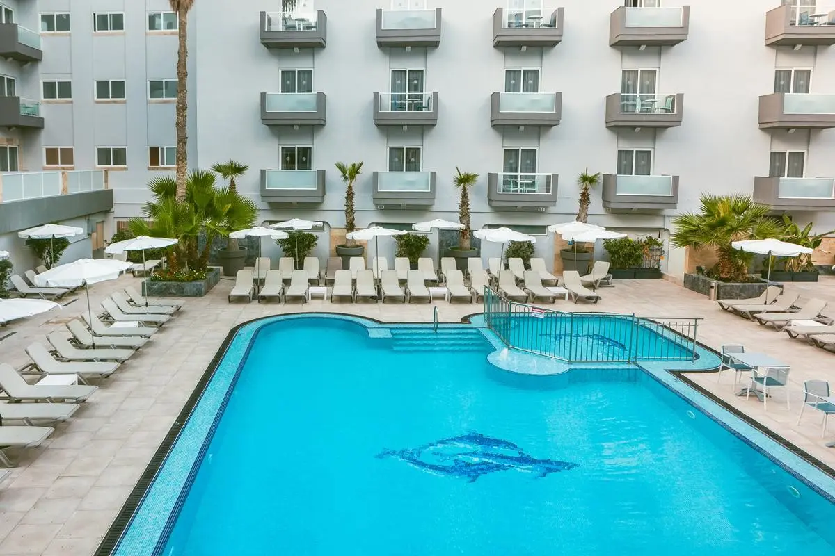 Basen w hotelu Pebbles Resort Hotel