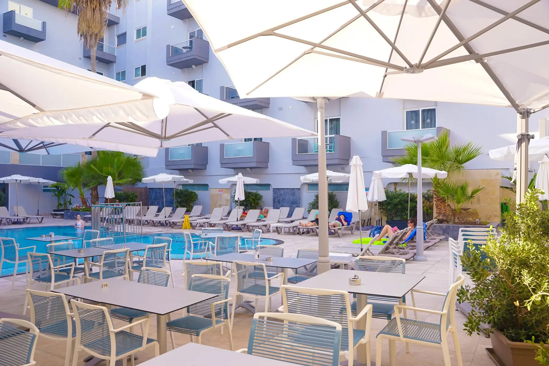 Basen w hotelu Pebbles Resort Hotel