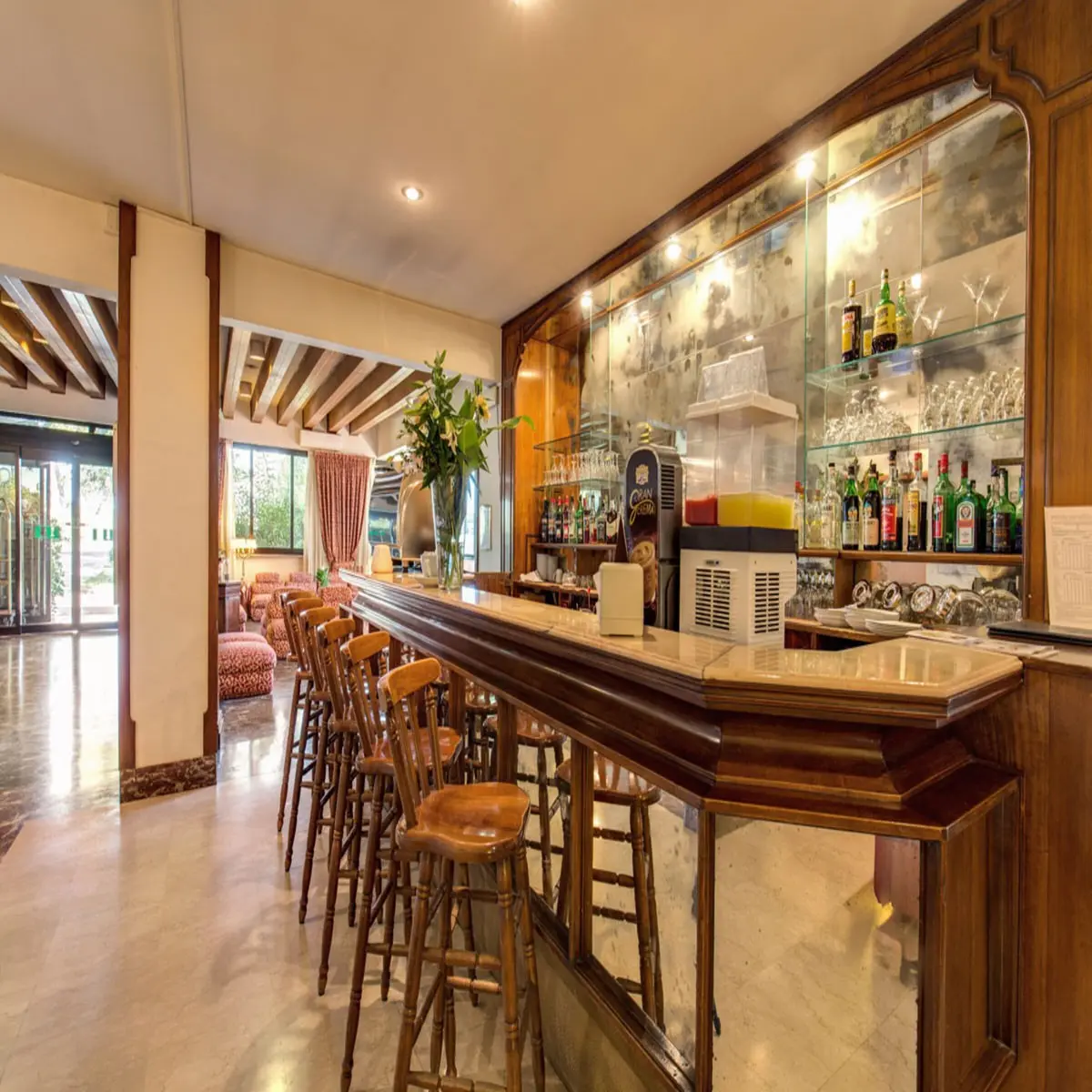 Restauracja i jedzenie w hotelu Pinewood Roma