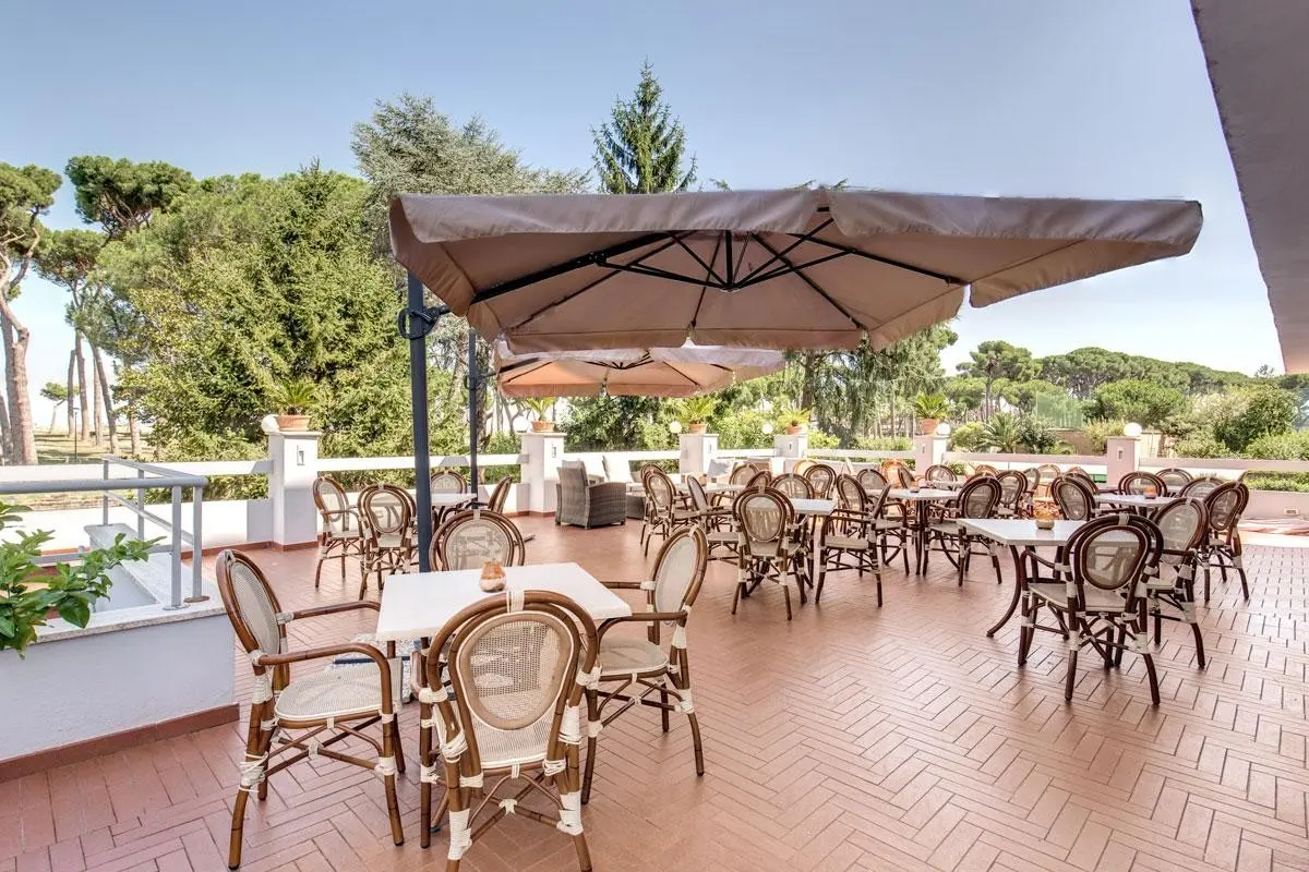 Restauracja i jedzenie w hotelu Pinewood Roma