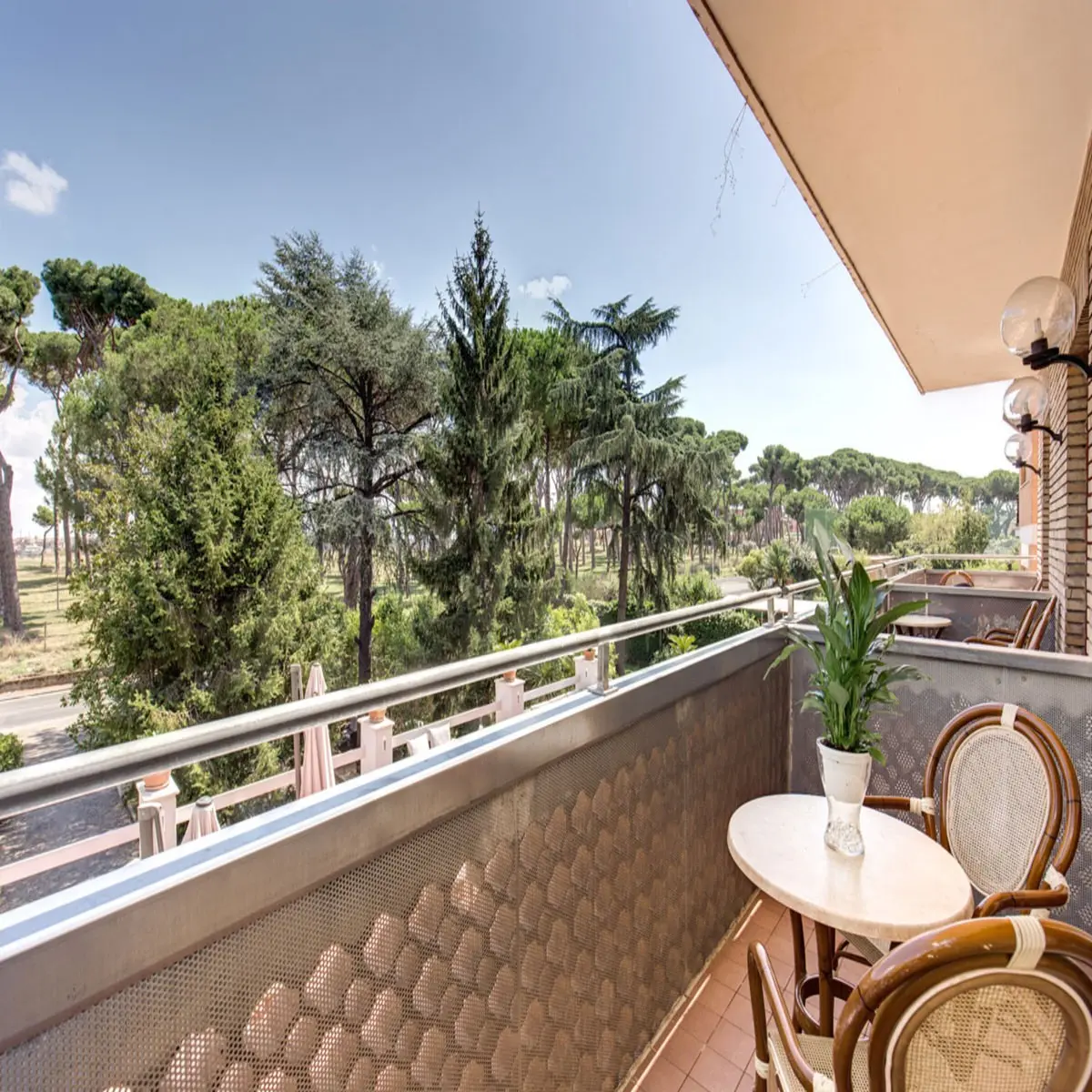Widok z hotelu Pinewood Roma