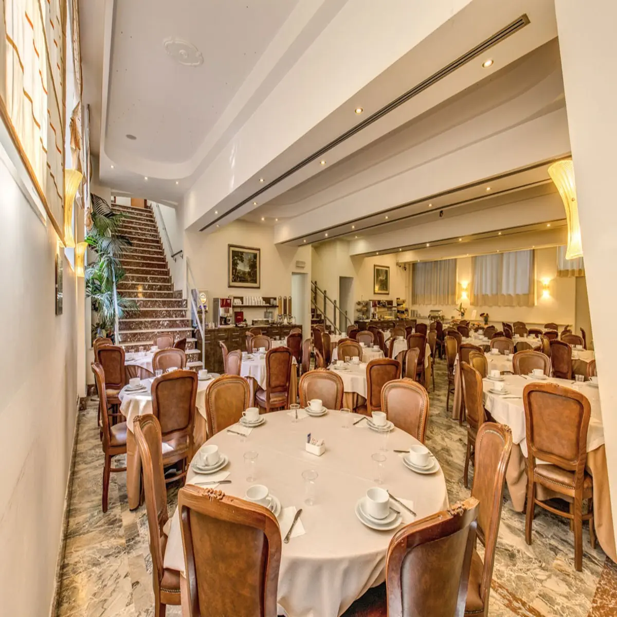 Restauracja i jedzenie w hotelu Pinewood Roma