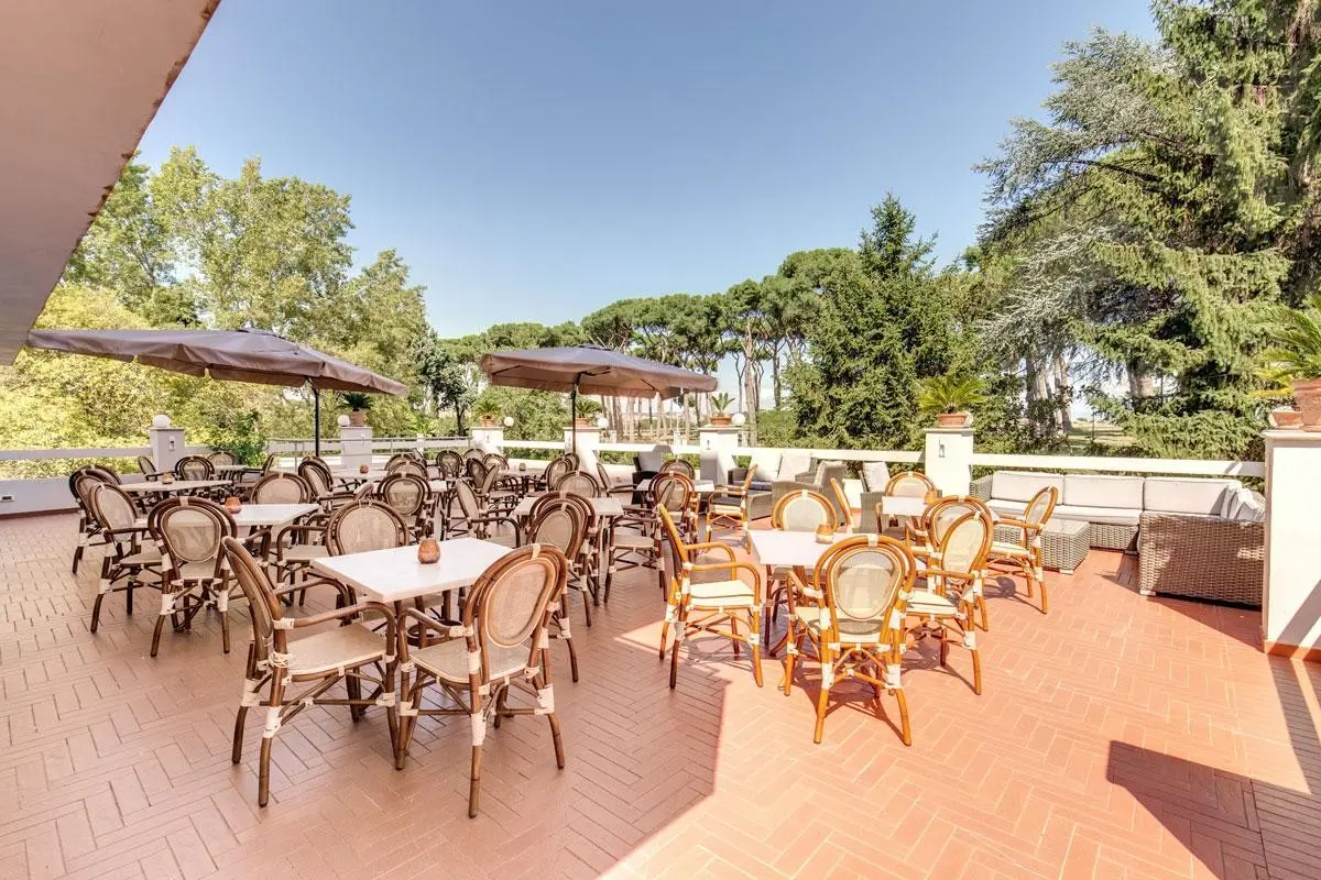 Restauracja i jedzenie w hotelu Pinewood Roma