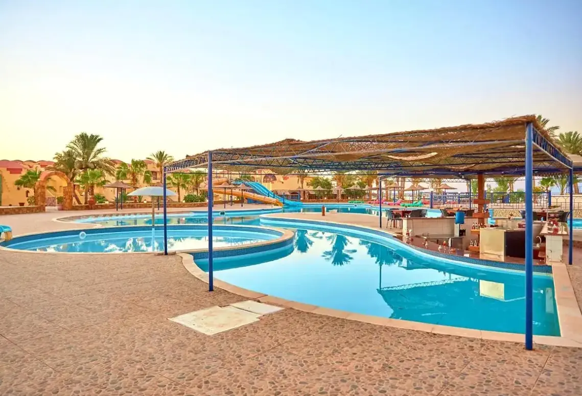 Basen w hotelu Protels Crystal Beach Resort