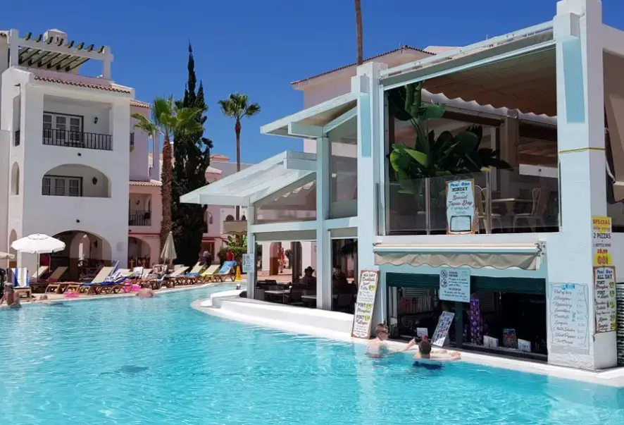 Basen w hotelu Pueblo Torviscas