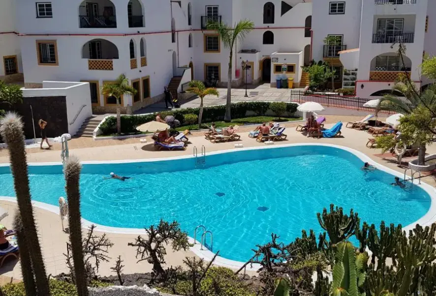 Basen w hotelu Pueblo Torviscas