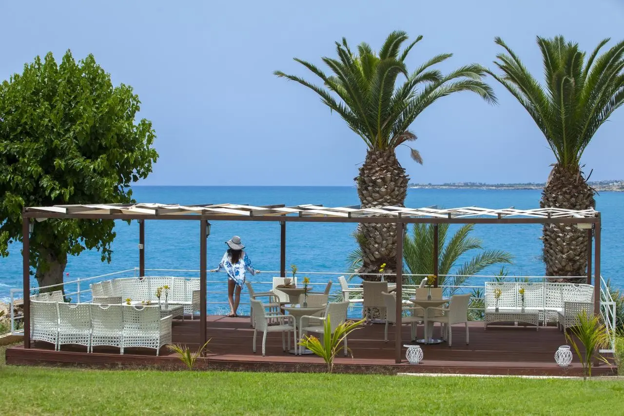 Queen's Bay — QUEEN´S BAY