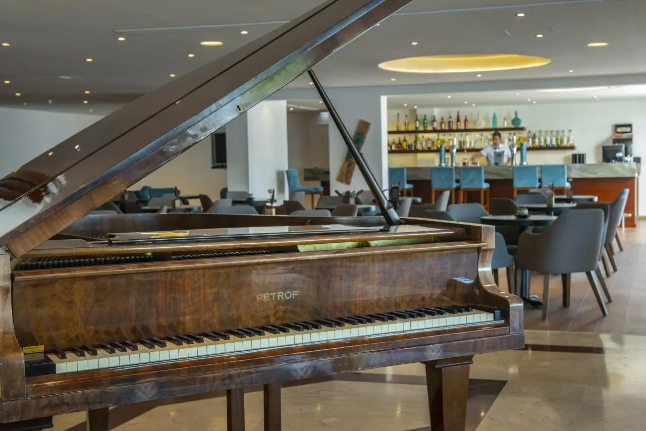 Queen's Bay — QUEEN´S BAY