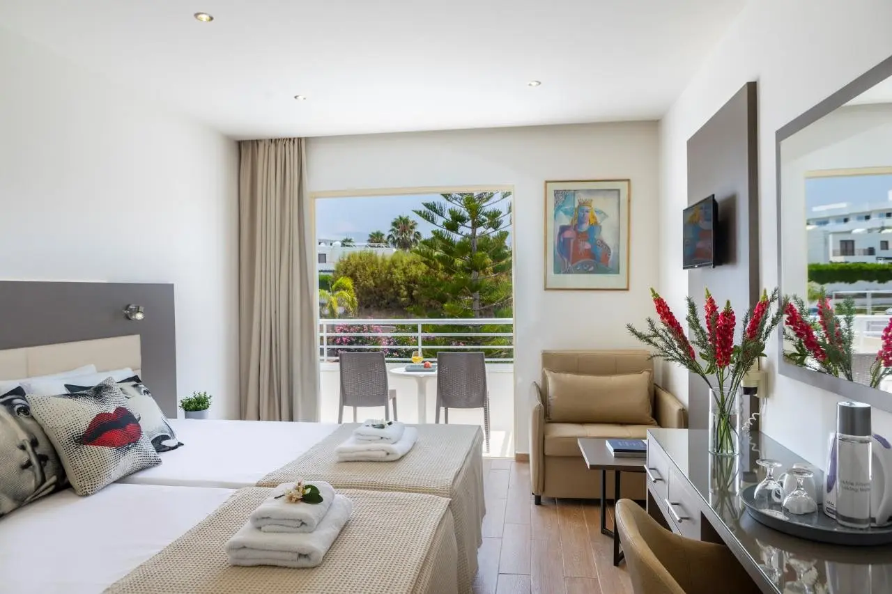 Queen's Bay — QUEEN´S BAY