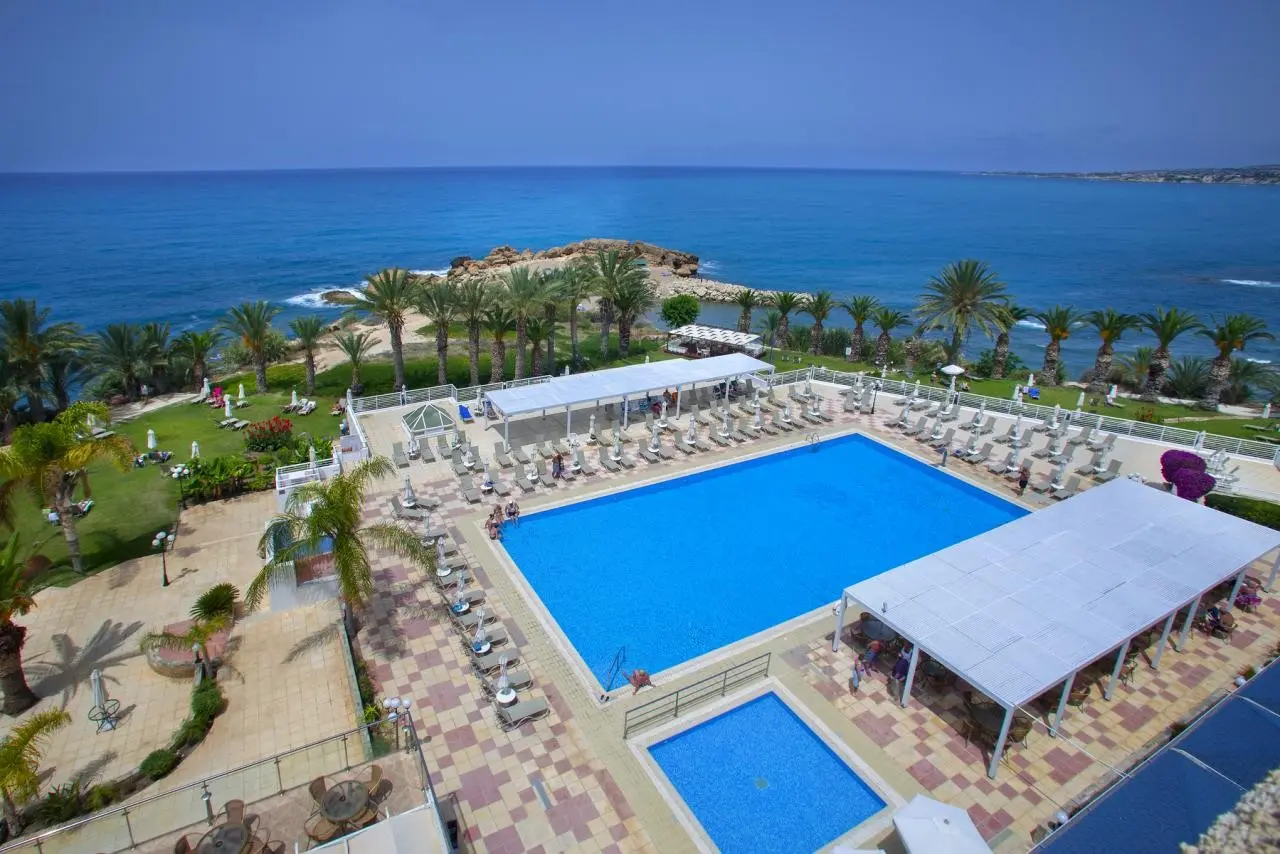 Queen's Bay — QUEEN´S BAY