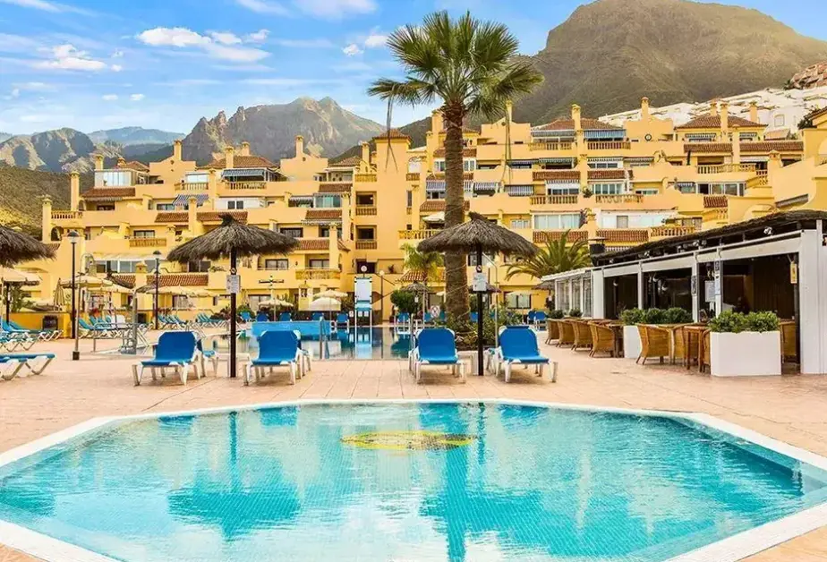 Basen w hotelu Ramada Residences by Wyndham Costa Adeje