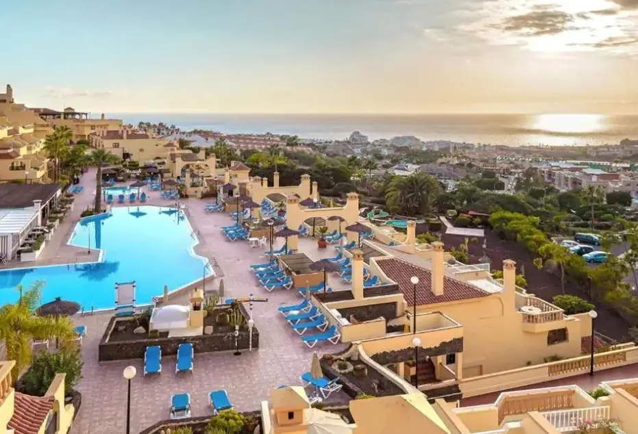 Basen w hotelu Ramada Residences by Wyndham Costa Adeje