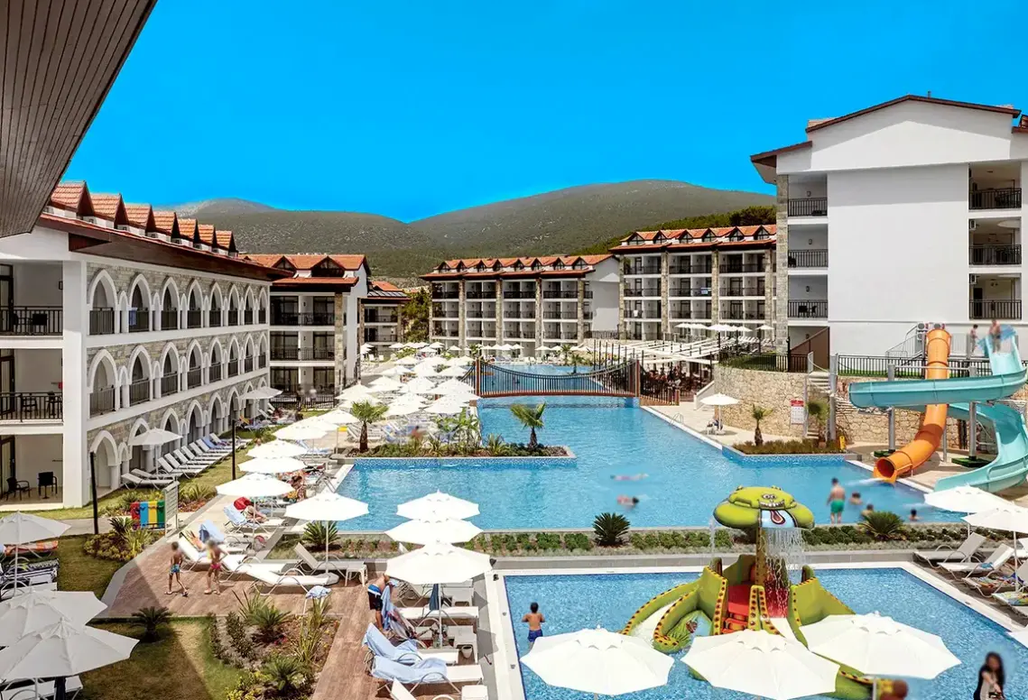 Basen w hotelu Ramada Resort Akbuk