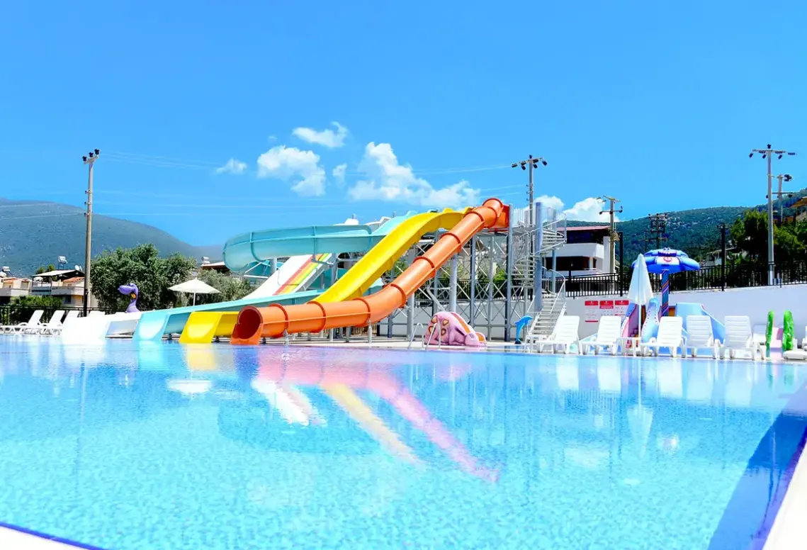 Basen w hotelu Ramada Resort Akbuk