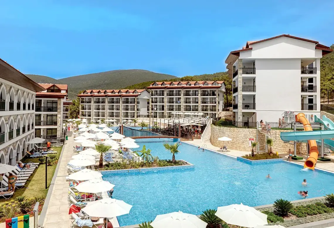 Basen w hotelu Ramada Resort Akbuk