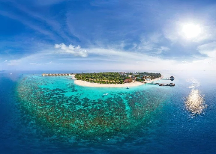 Hotel Reethi Faru Resort w Malediwy - oferta last minute