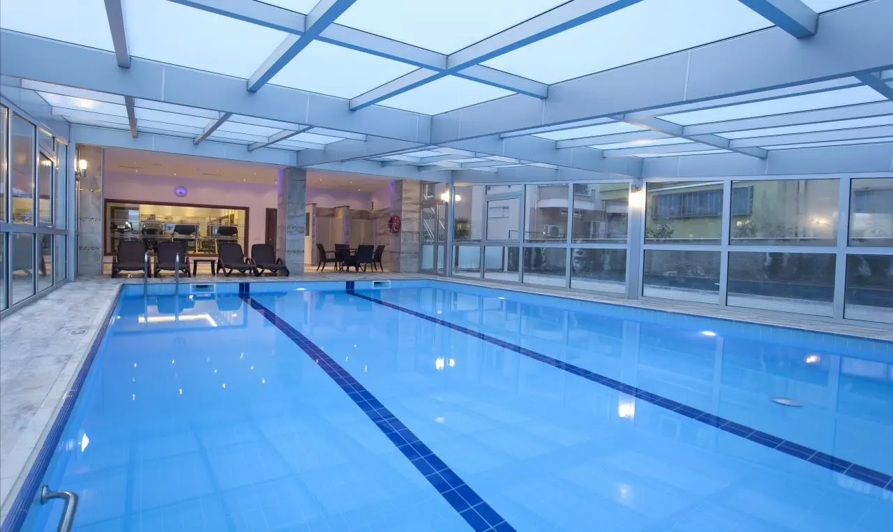Basen w hotelu Riviera Hotel & Spa