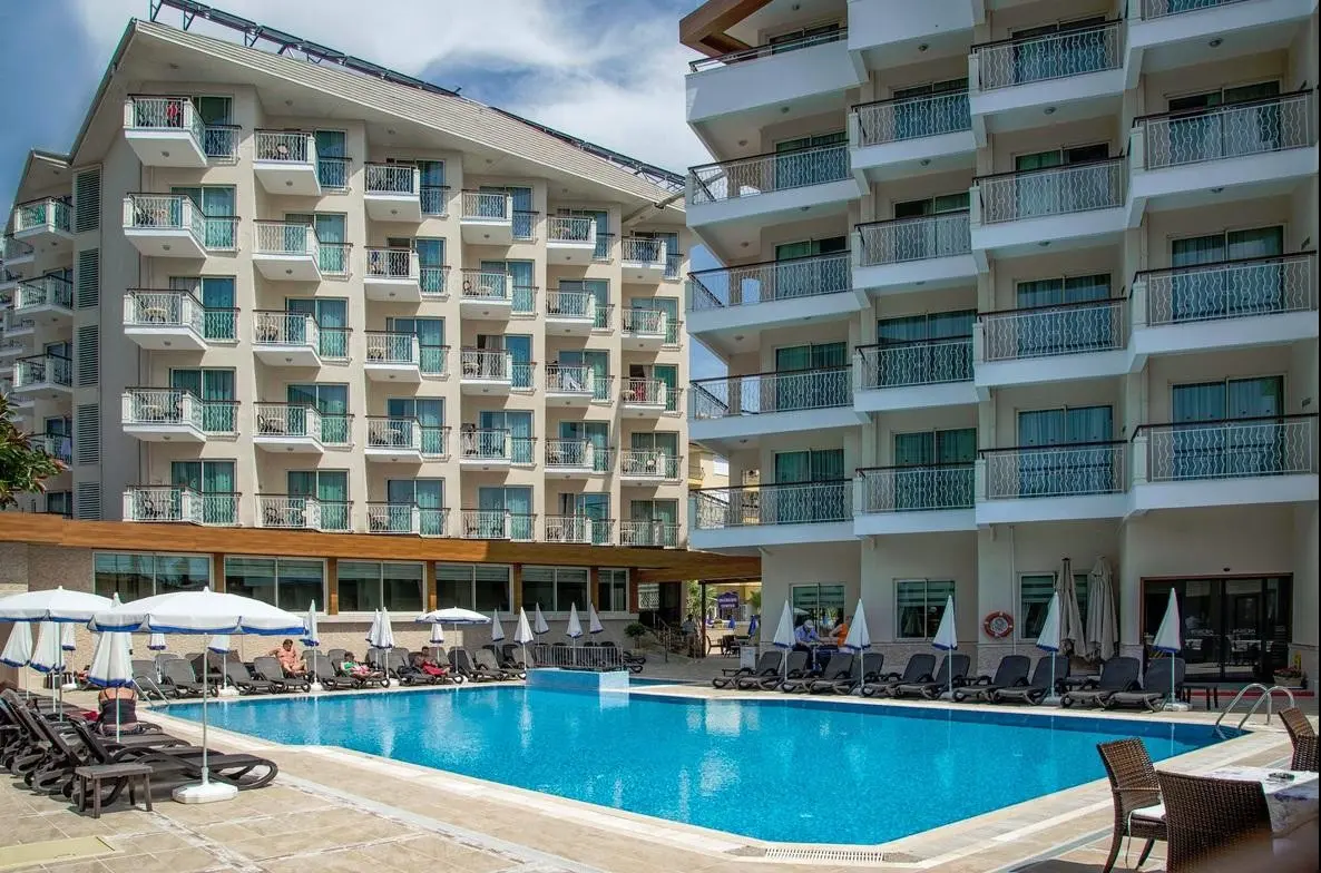 Basen w hotelu Riviera Hotel & Spa