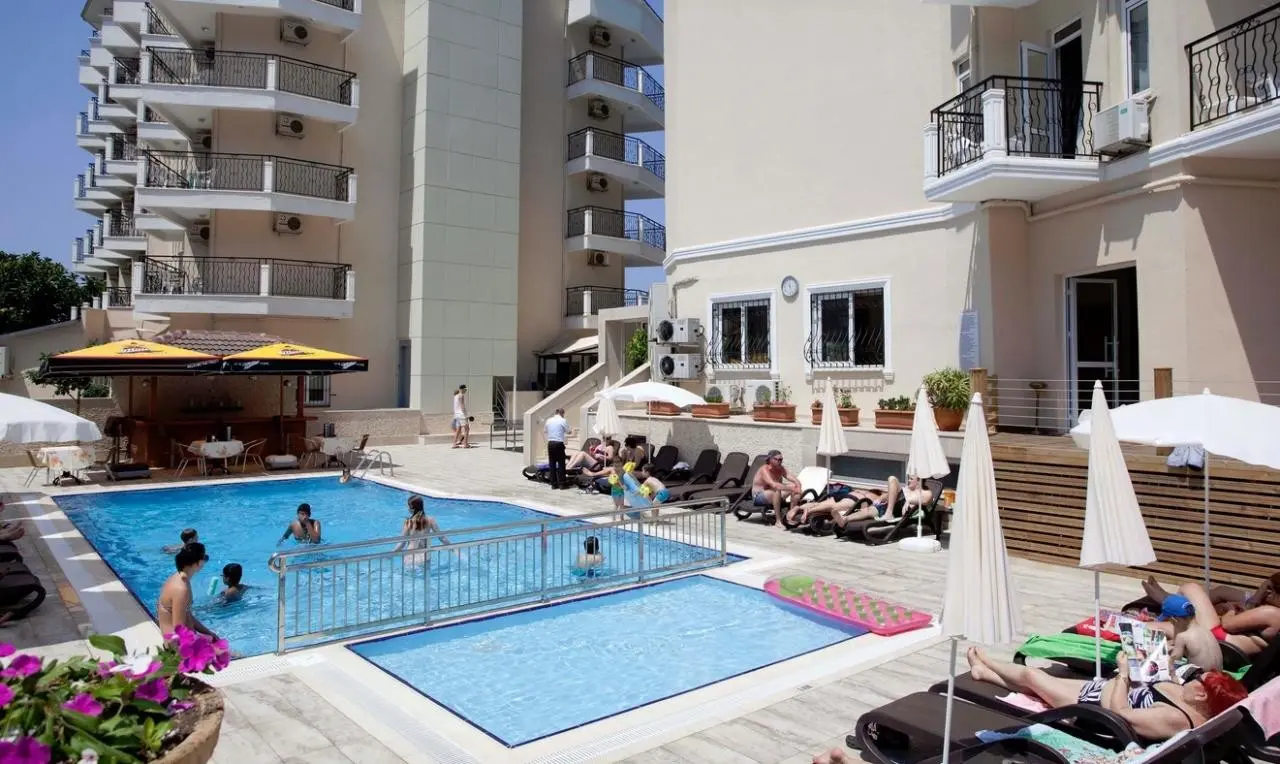 Basen w hotelu Riviera Hotel & Spa