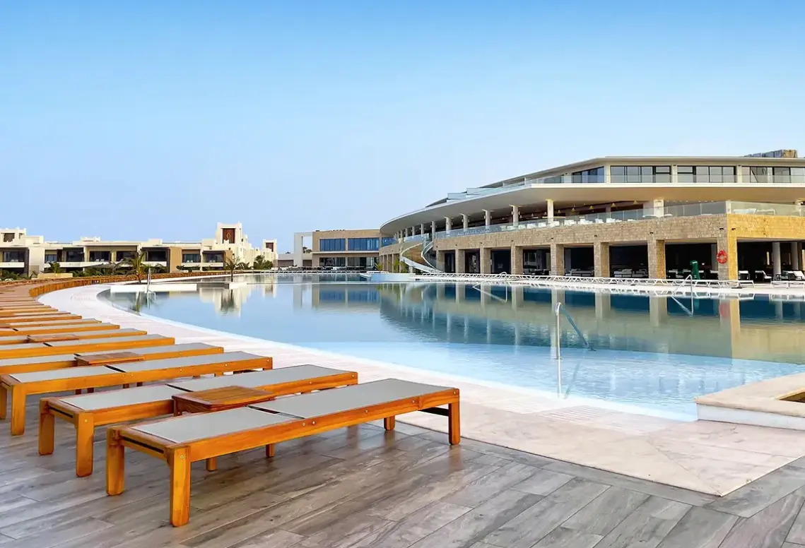 Basen w hotelu Royal Horizon Ponta Sino