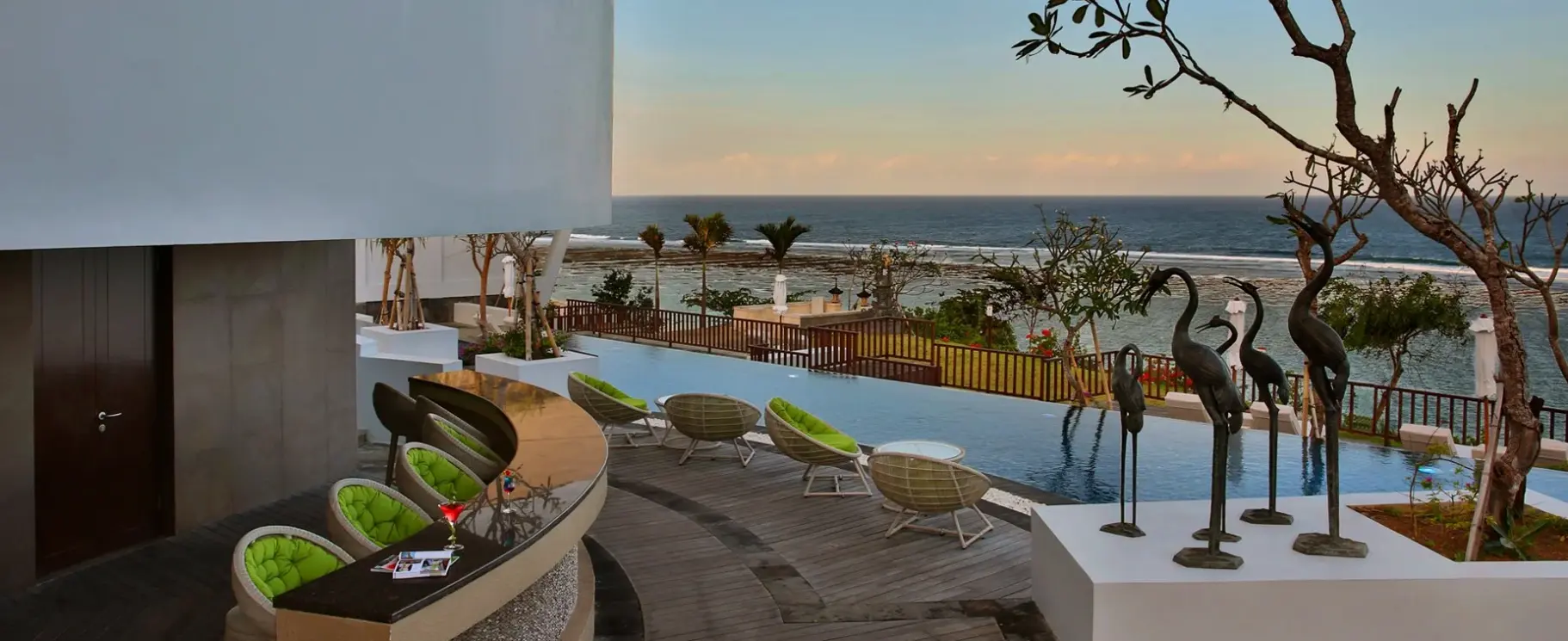 Basen w hotelu Samabe Bali Suites & Villas