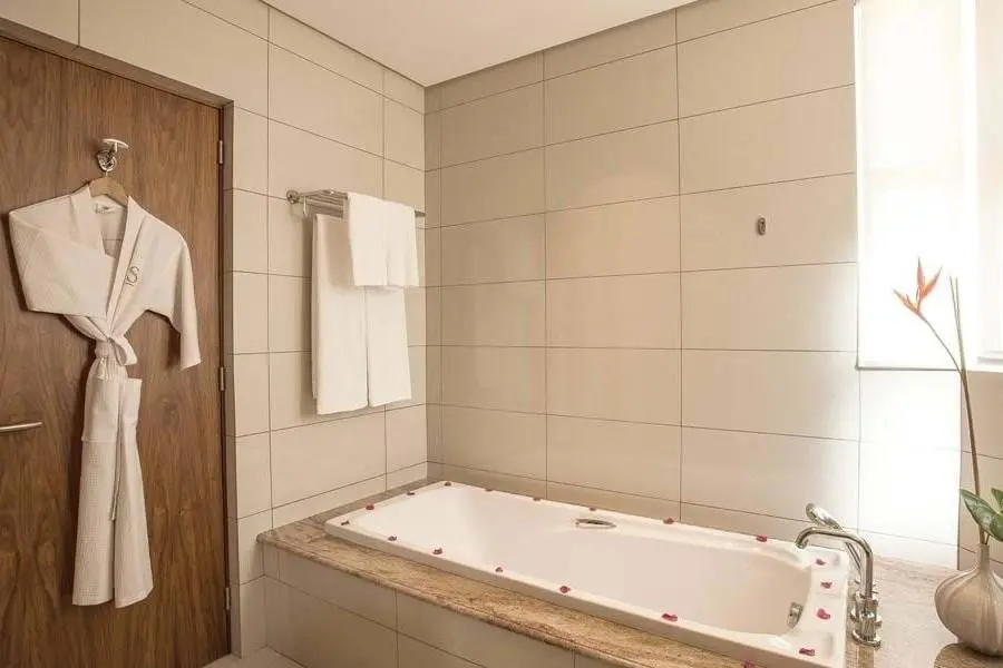 Łazienka w pokoju hotelu Sands Suites Resort & Spa