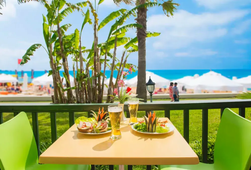 Plaża przy hotelu Sandy Beach