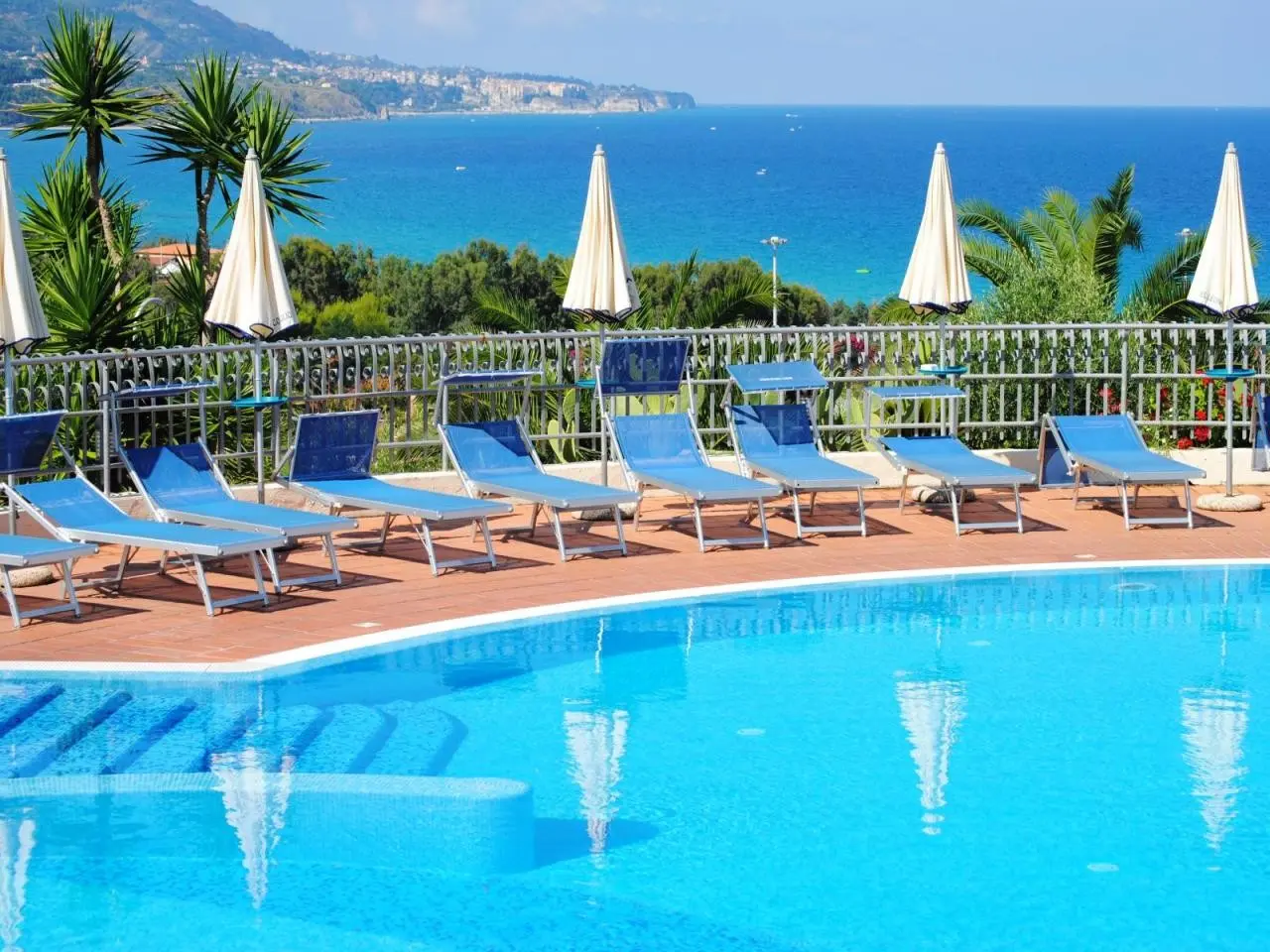 Basen w hotelu Scoglio del Leone