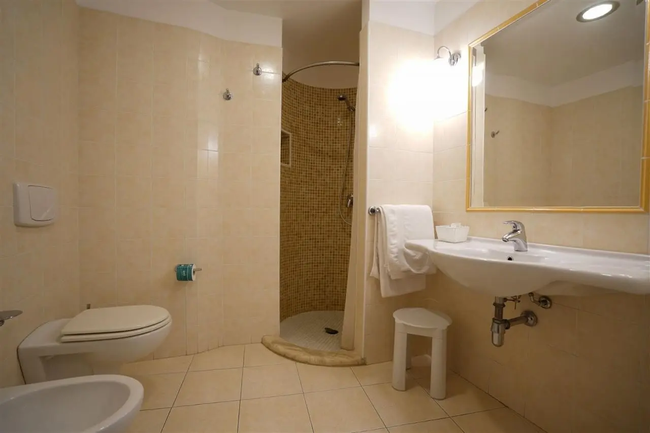 Łazienka w pokoju hotelu Scoglio del Leone