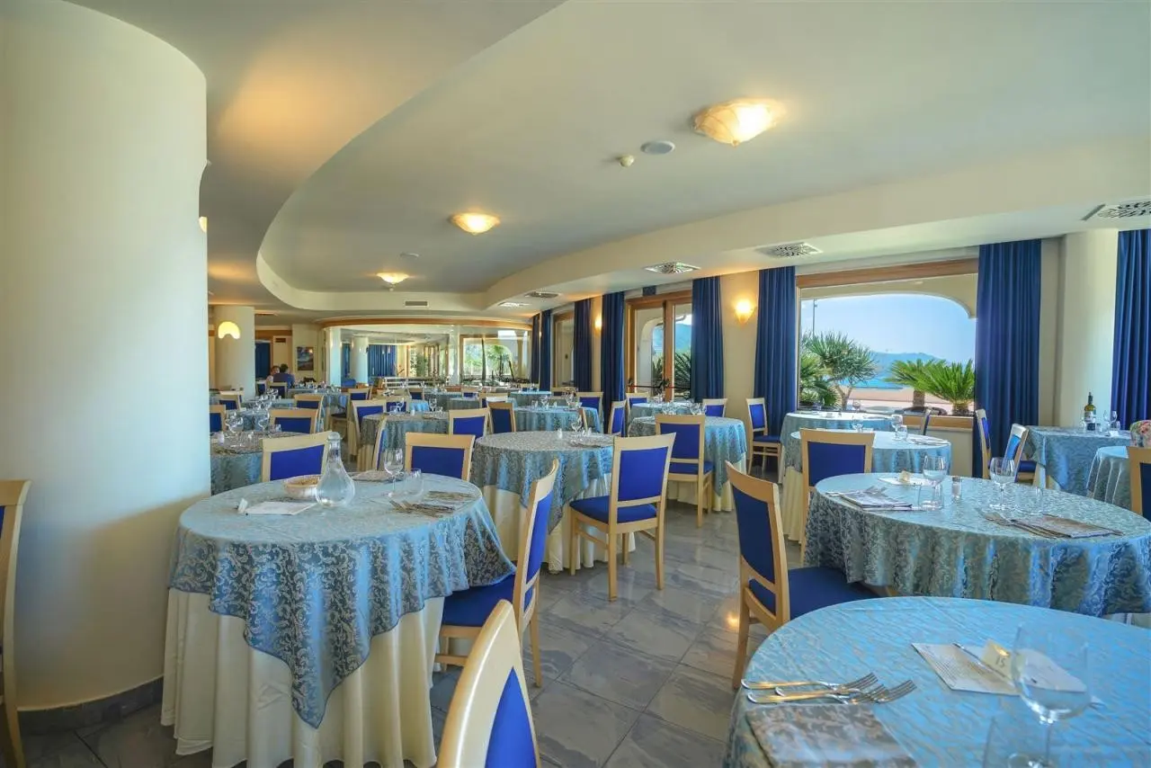 Restauracja i jedzenie w hotelu Scoglio del Leone