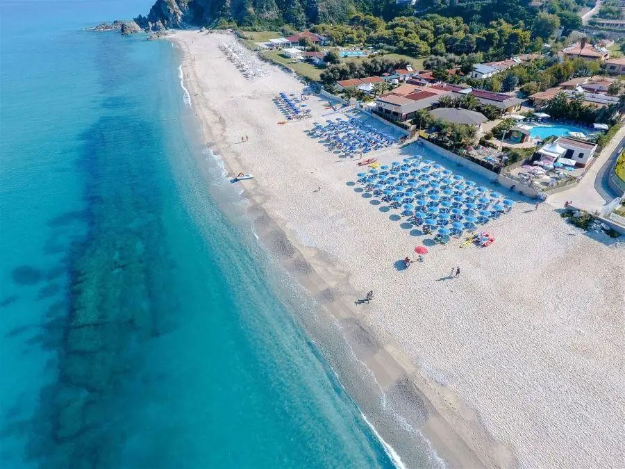 Plaża przy hotelu Scoglio del Leone