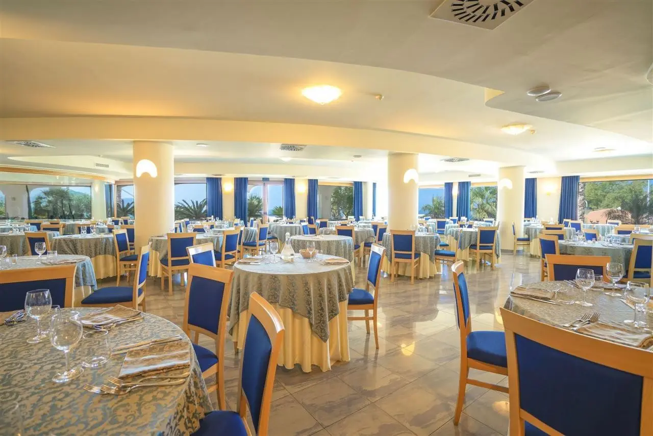 Restauracja i jedzenie w hotelu Scoglio del Leone