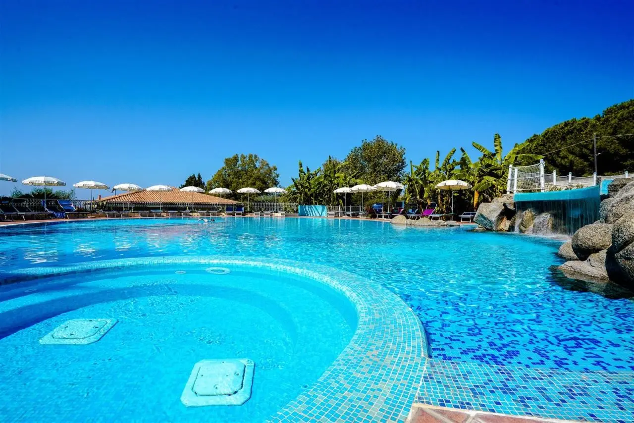 Basen w hotelu Scoglio del Leone