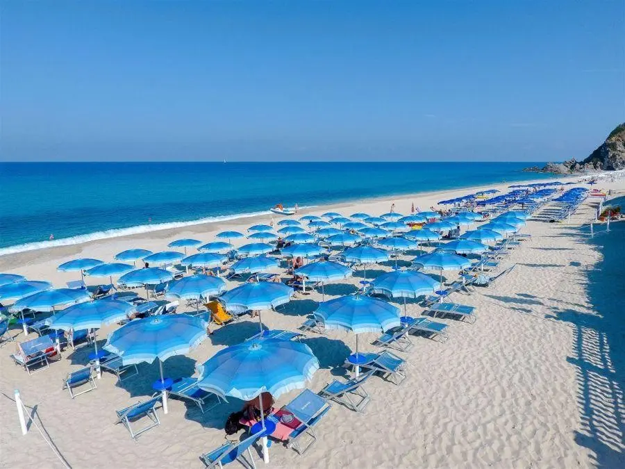 Plaża przy hotelu Scoglio del Leone