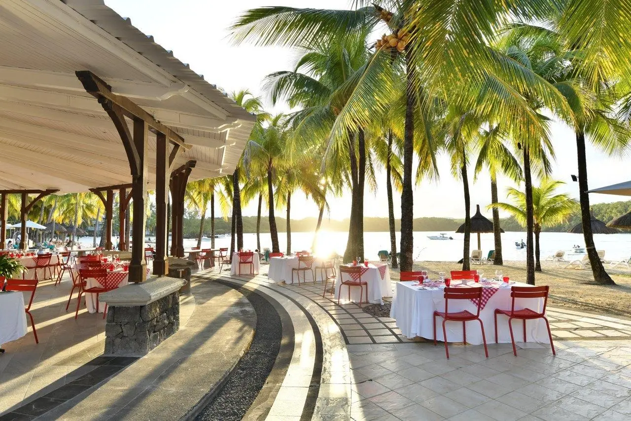 Restauracja i jedzenie w hotelu Shandrani Beachcomber Resort & SPA