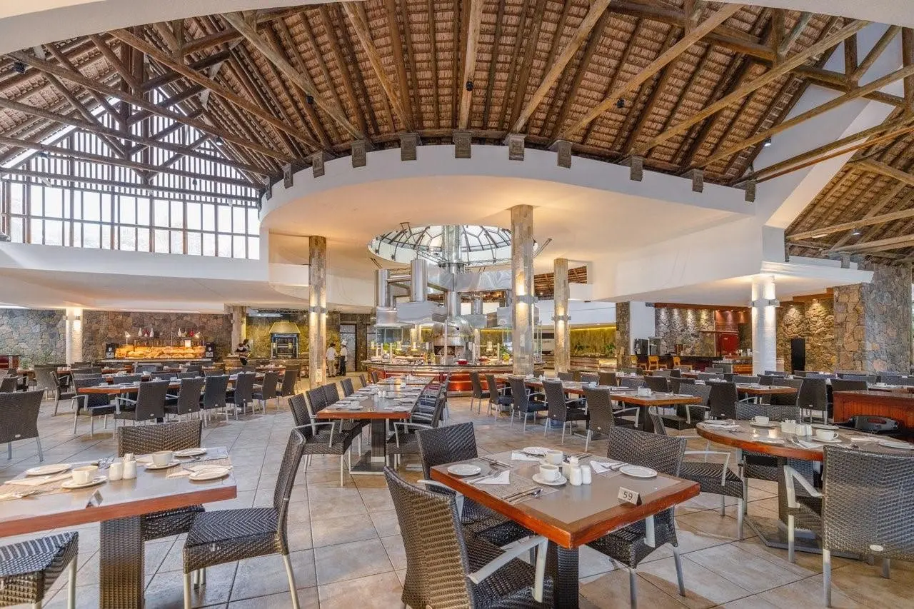Restauracja i jedzenie w hotelu Shandrani Beachcomber Resort & SPA