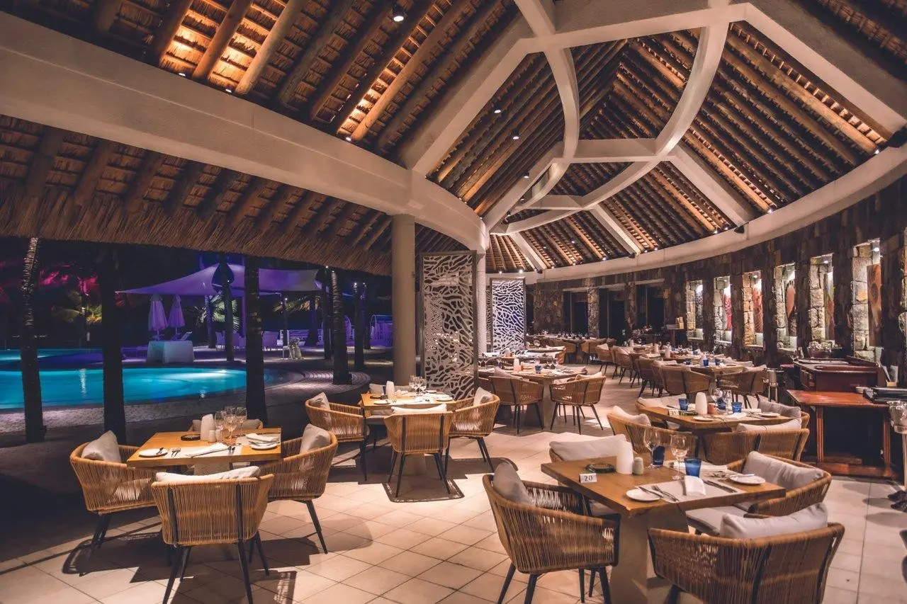 Restauracja i jedzenie w hotelu Shandrani Beachcomber Resort & SPA