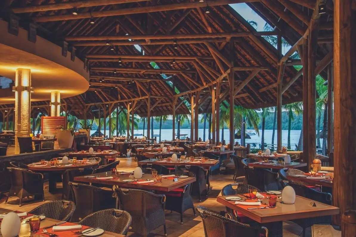 Restauracja i jedzenie w hotelu Shandrani Beachcomber Resort & SPA