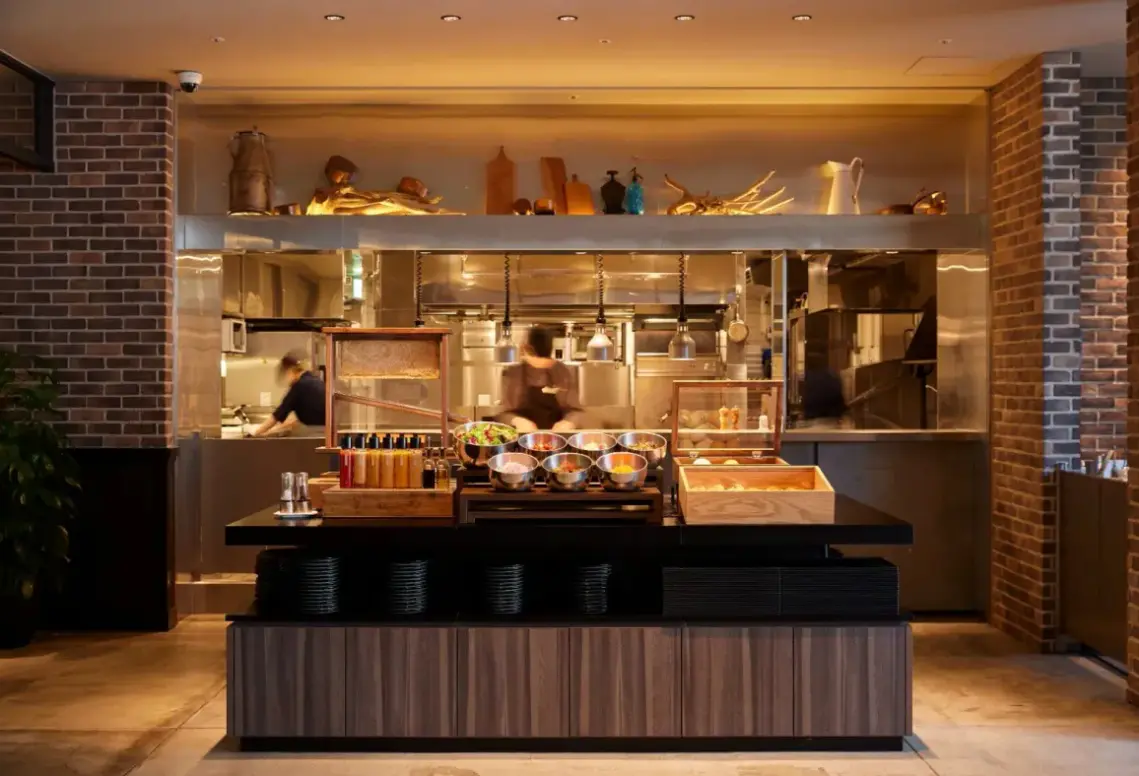Restauracja i jedzenie w hotelu Shibuya Stream Hotel