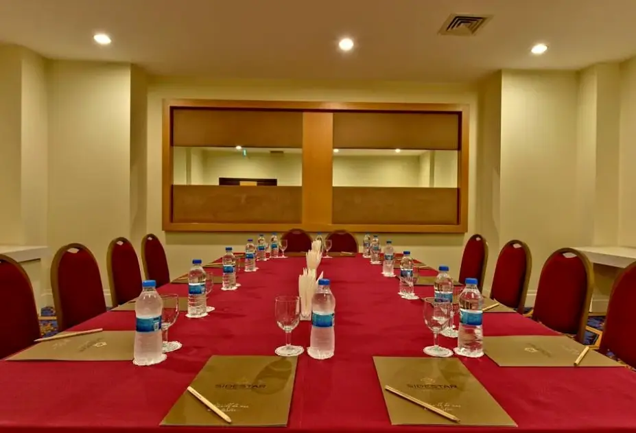 Restauracja i jedzenie w hotelu Side Star Park