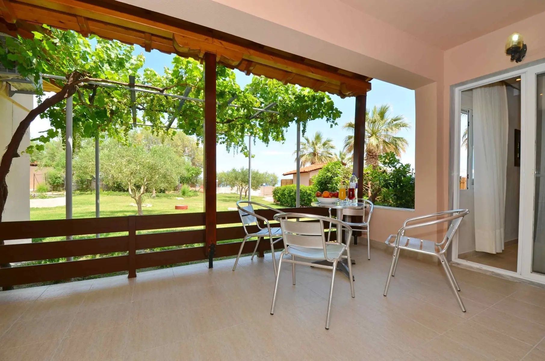 Widok z hotelu Sousouras Holiday Resort