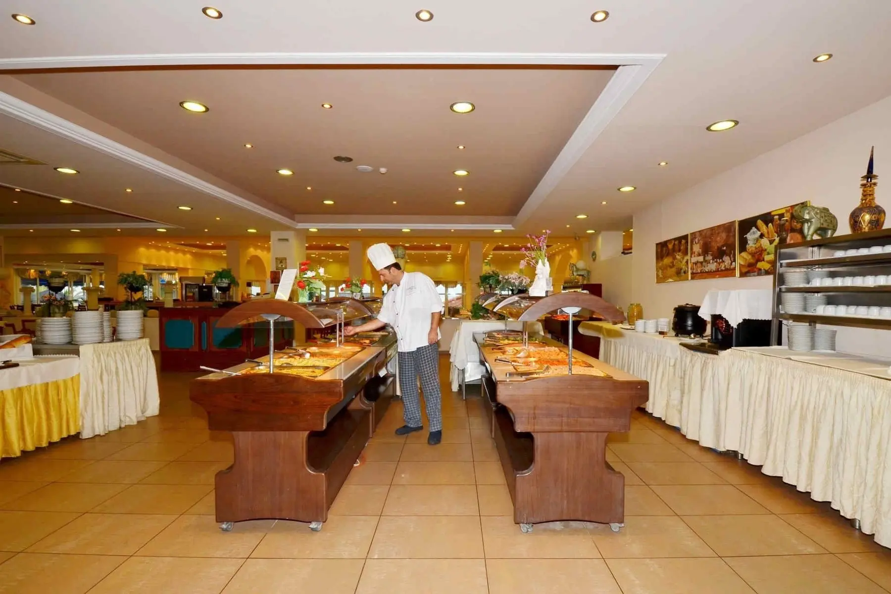 Restauracja i jedzenie w hotelu Sousouras Holiday Resort