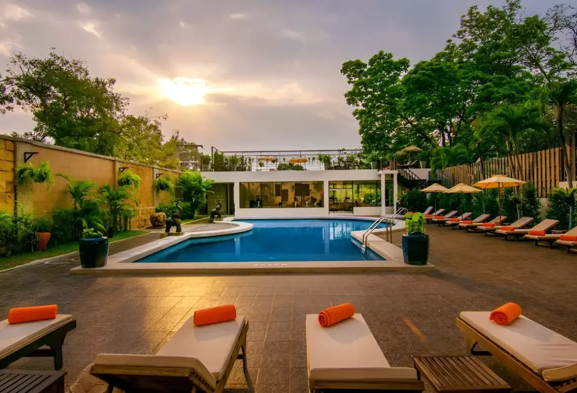 Basen w hotelu The Bayview Pattaya