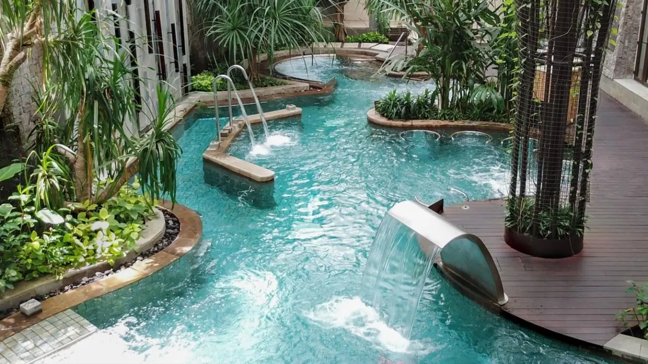 Basen w hotelu The Ritz Carlton Bali