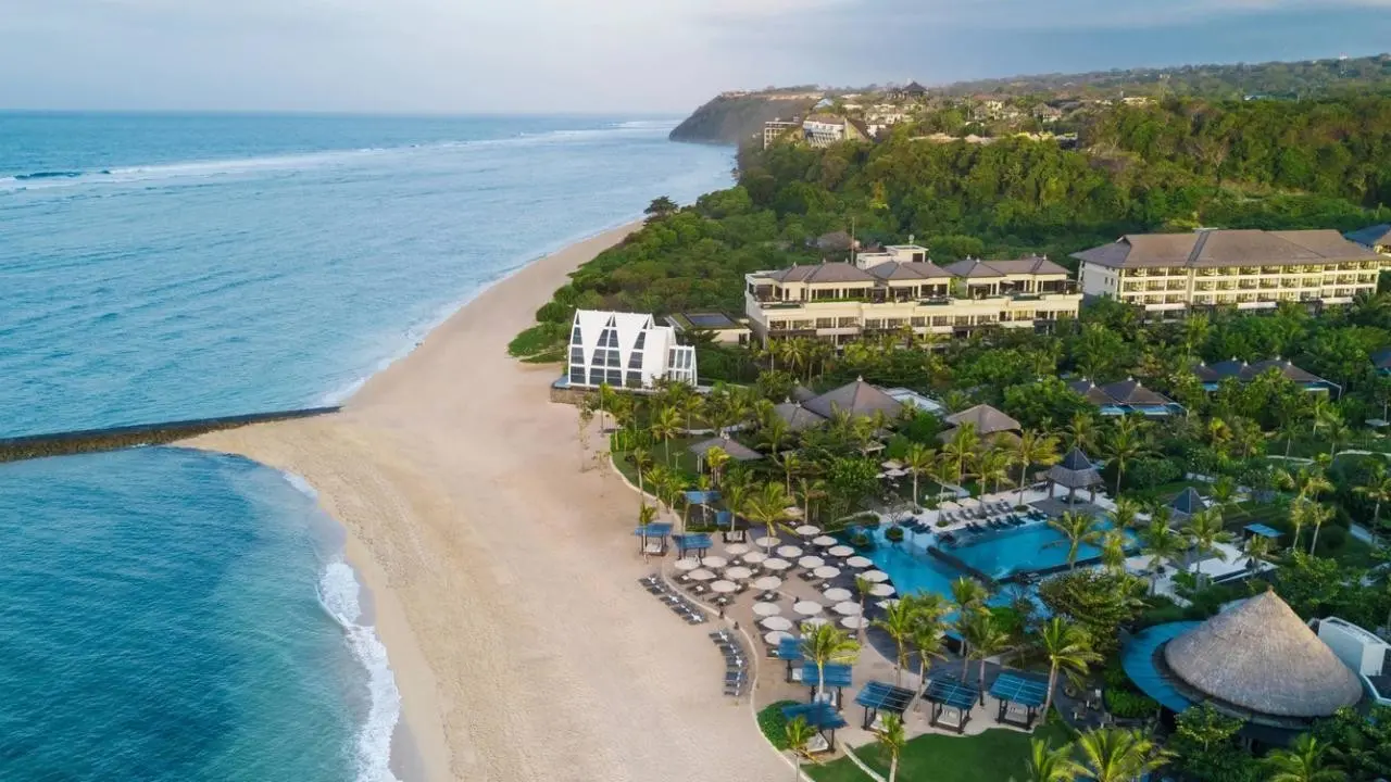 Basen w hotelu The Ritz Carlton Bali