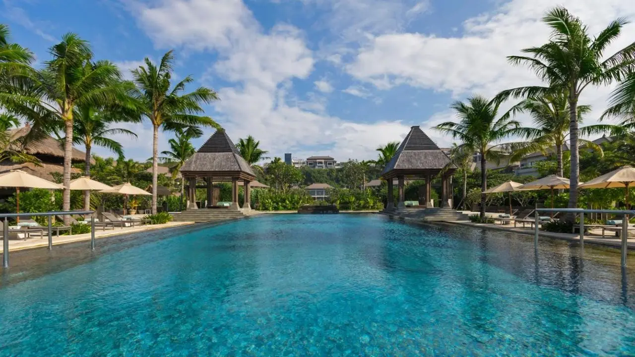 Basen w hotelu The Ritz Carlton Bali